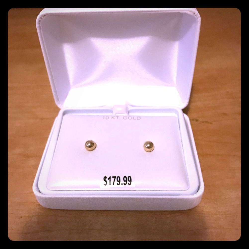 Beautiful new earring  you can wear any time.